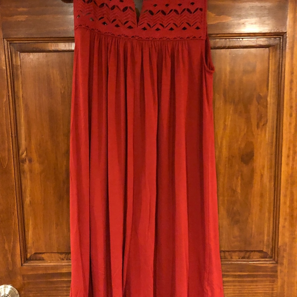 Cute dress hits at knee for average height.